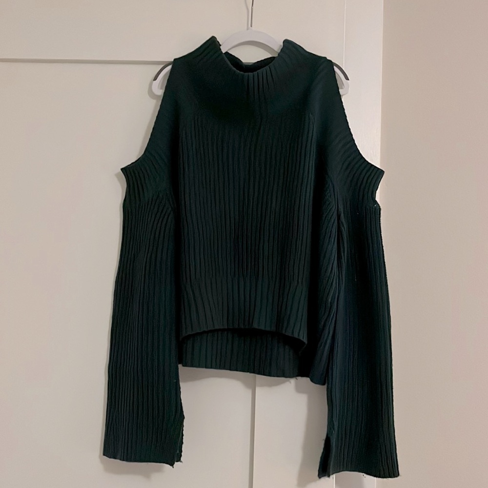 Emerald green turtleneck ribbed sweater, shoulder cutouts and bell sleeves.